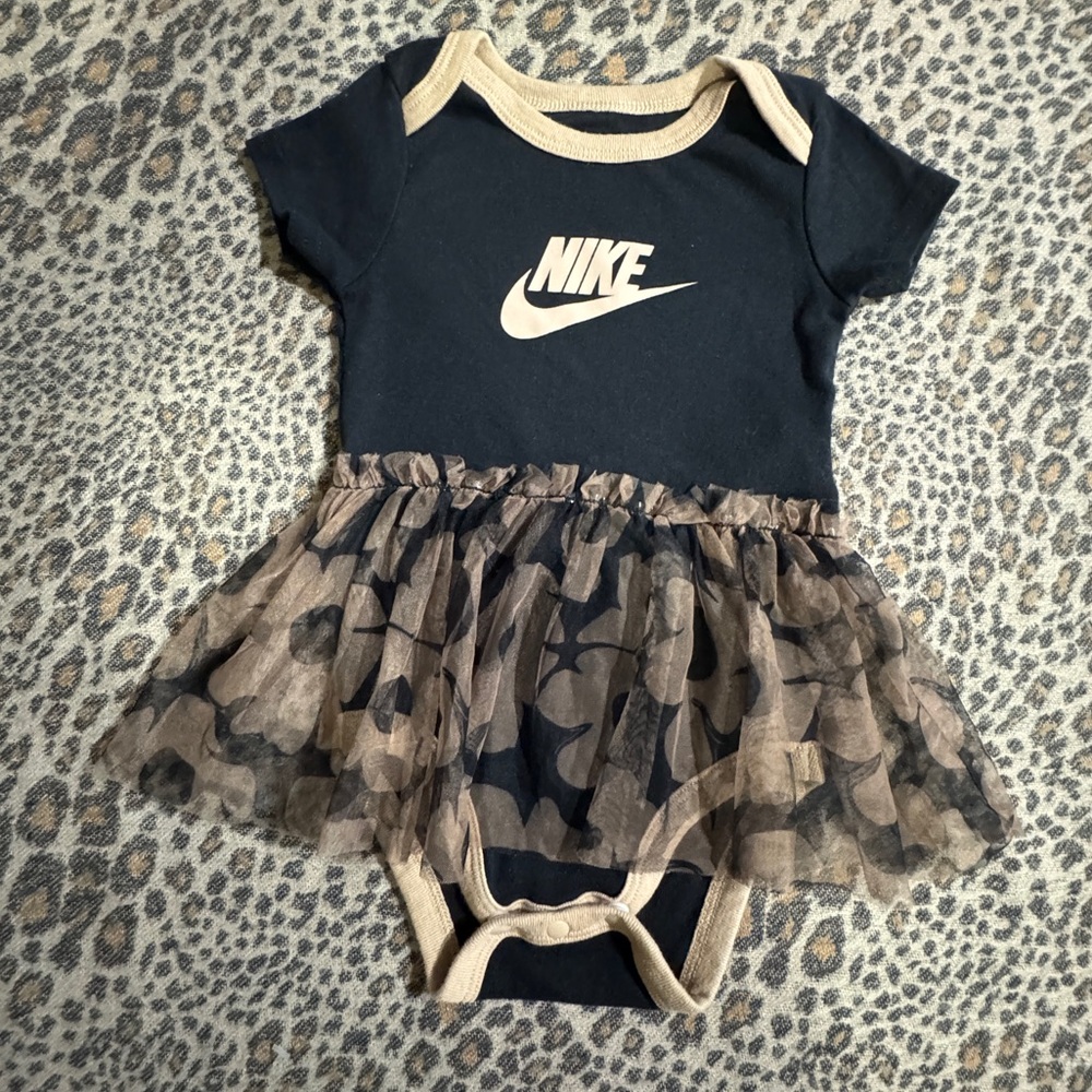 Nike Infant Apparel in Black and Tan